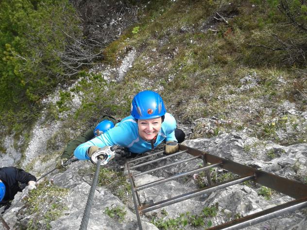 Am Klettersteig sind an schwiergen Stellen Steighilfen fix montiert